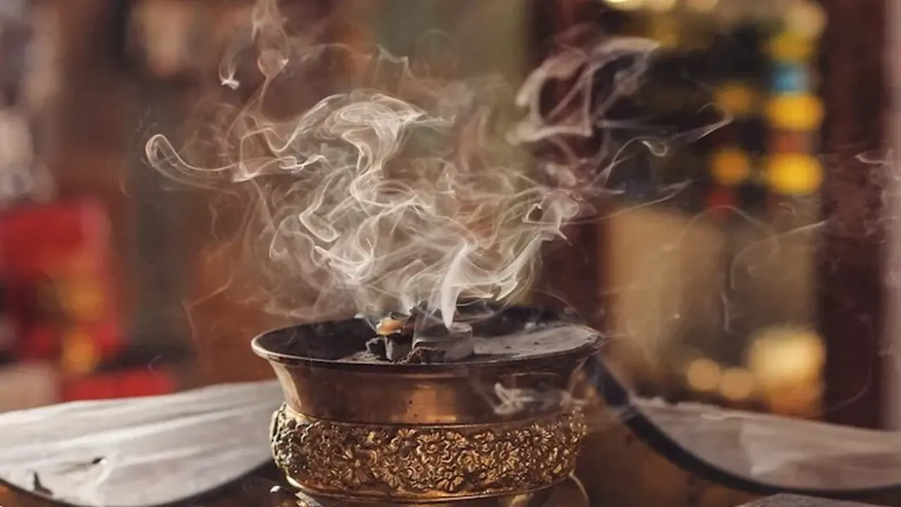 خبير يحذر من البخور داخل المنازل ويكشف أشد تأثيراته على الرئة